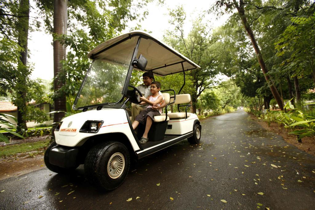 Heritage Madurai Exterior foto A 4-seater golf cart