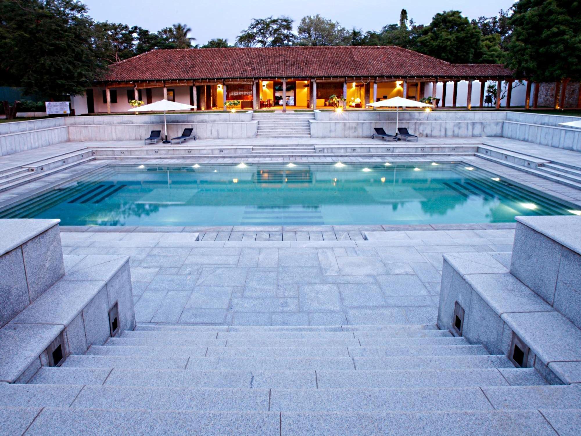 Heritage Madurai Exterior foto The swimming pool at the resort