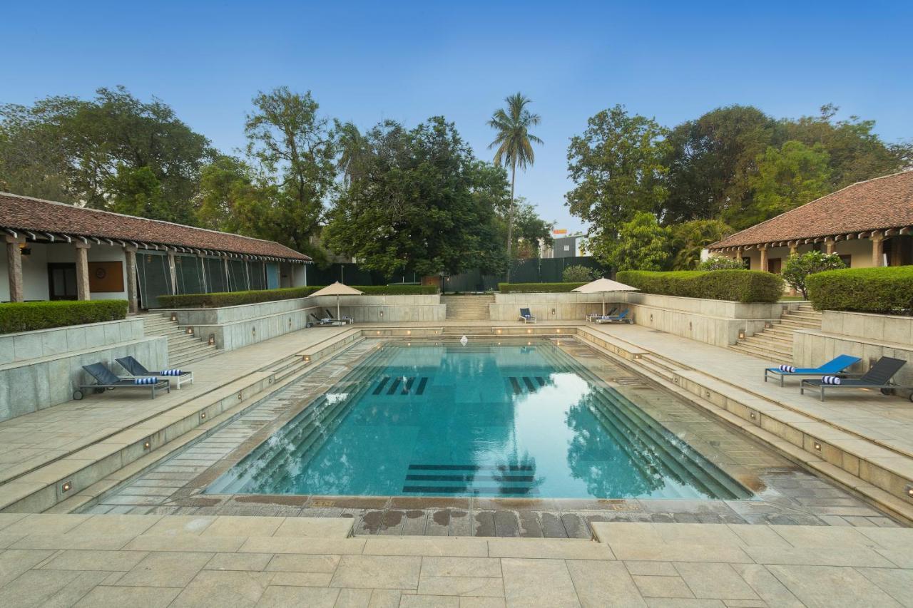 Heritage Madurai Exterior foto The swimming pool at the Taj Bengal